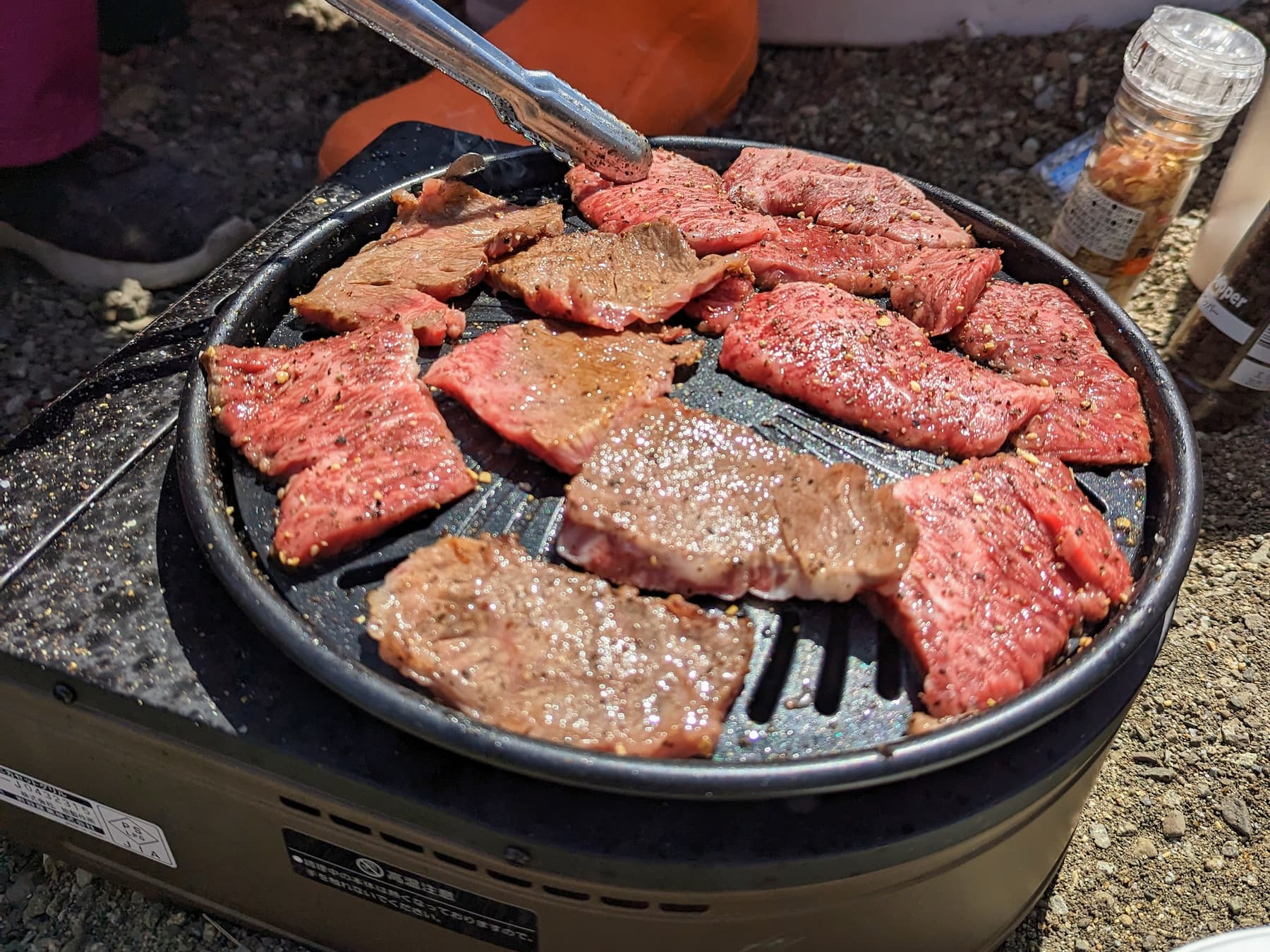 友人とBBQする様子