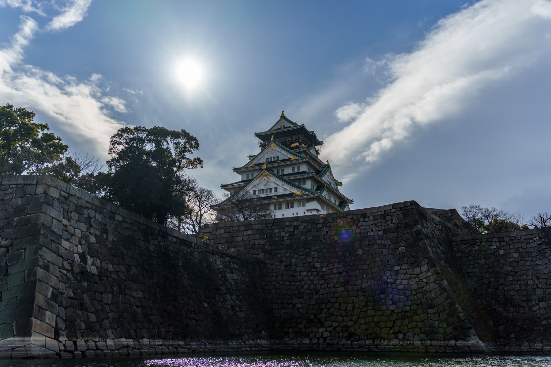 太陽をバックに大阪城