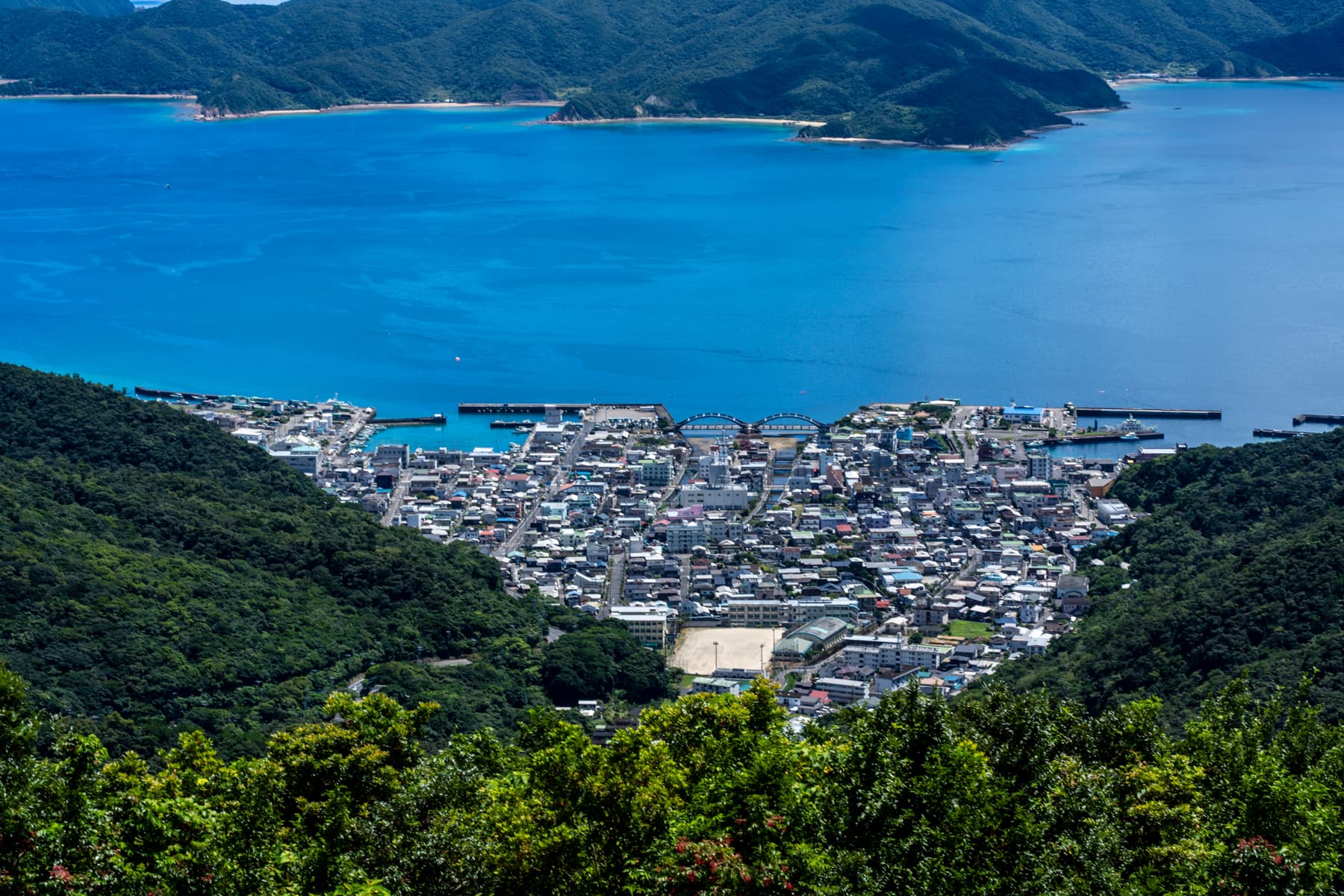 高知山展望台から望む古仁屋の町並み