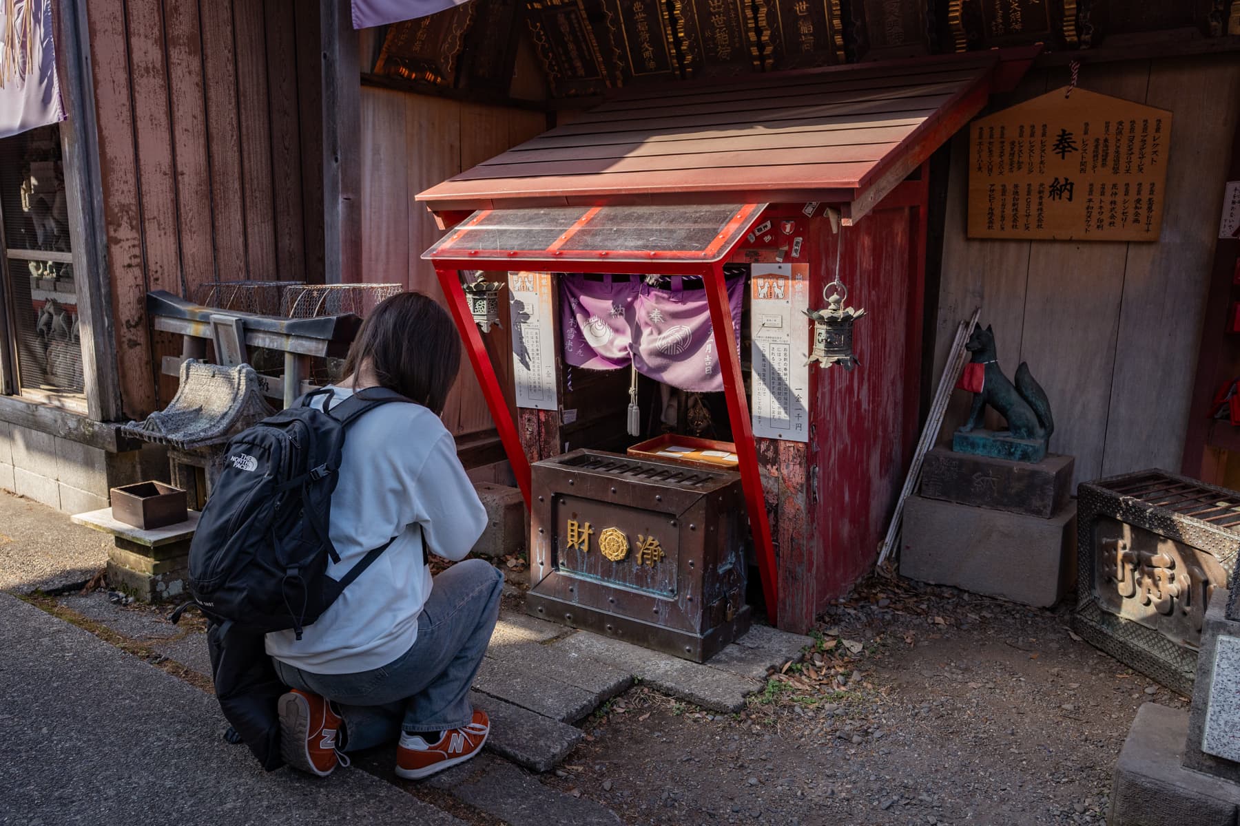 成田山新勝寺 開運稲荷で合掌一礼