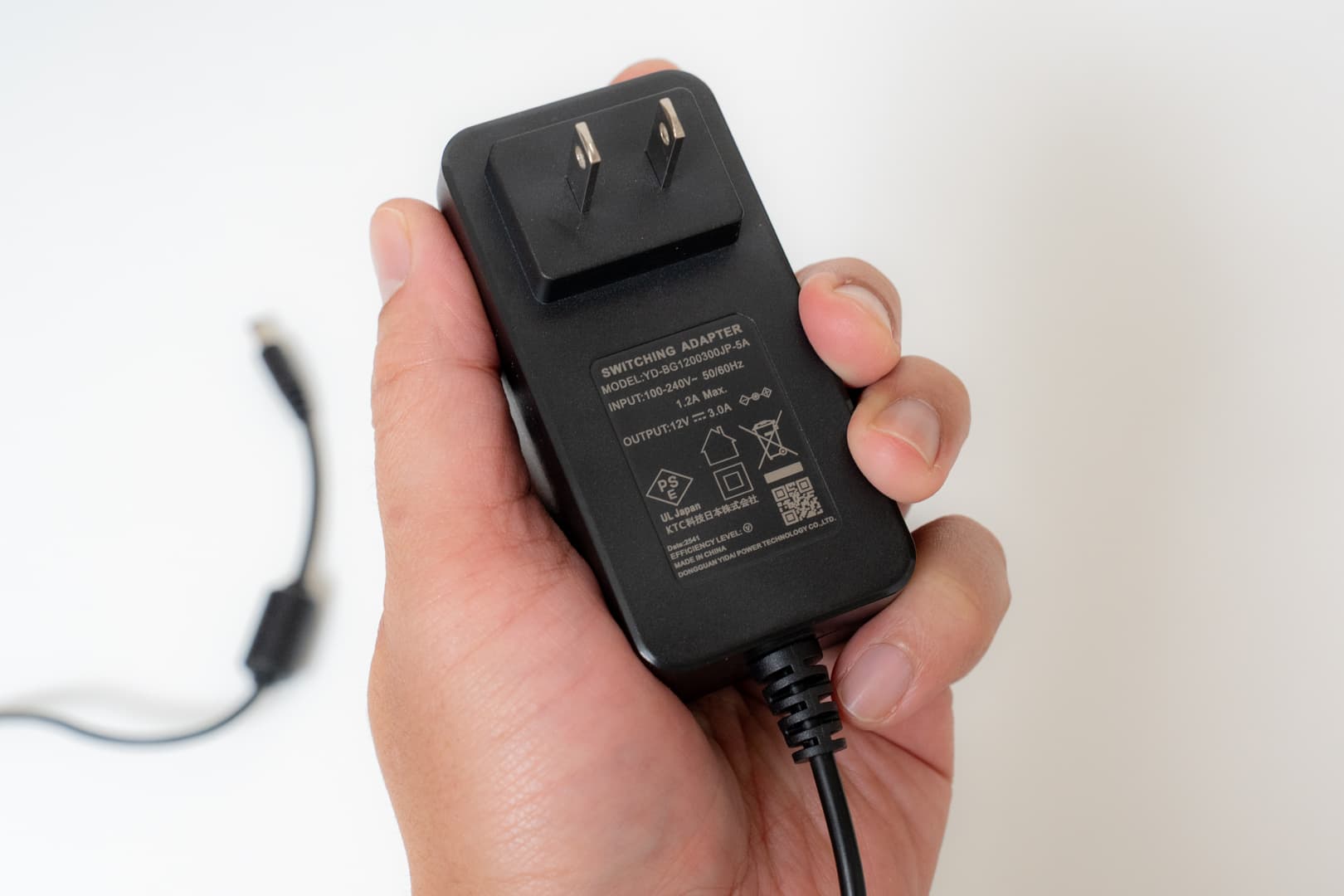 KTC H27T27 電源アダプターの大きさは手のひらサイズ