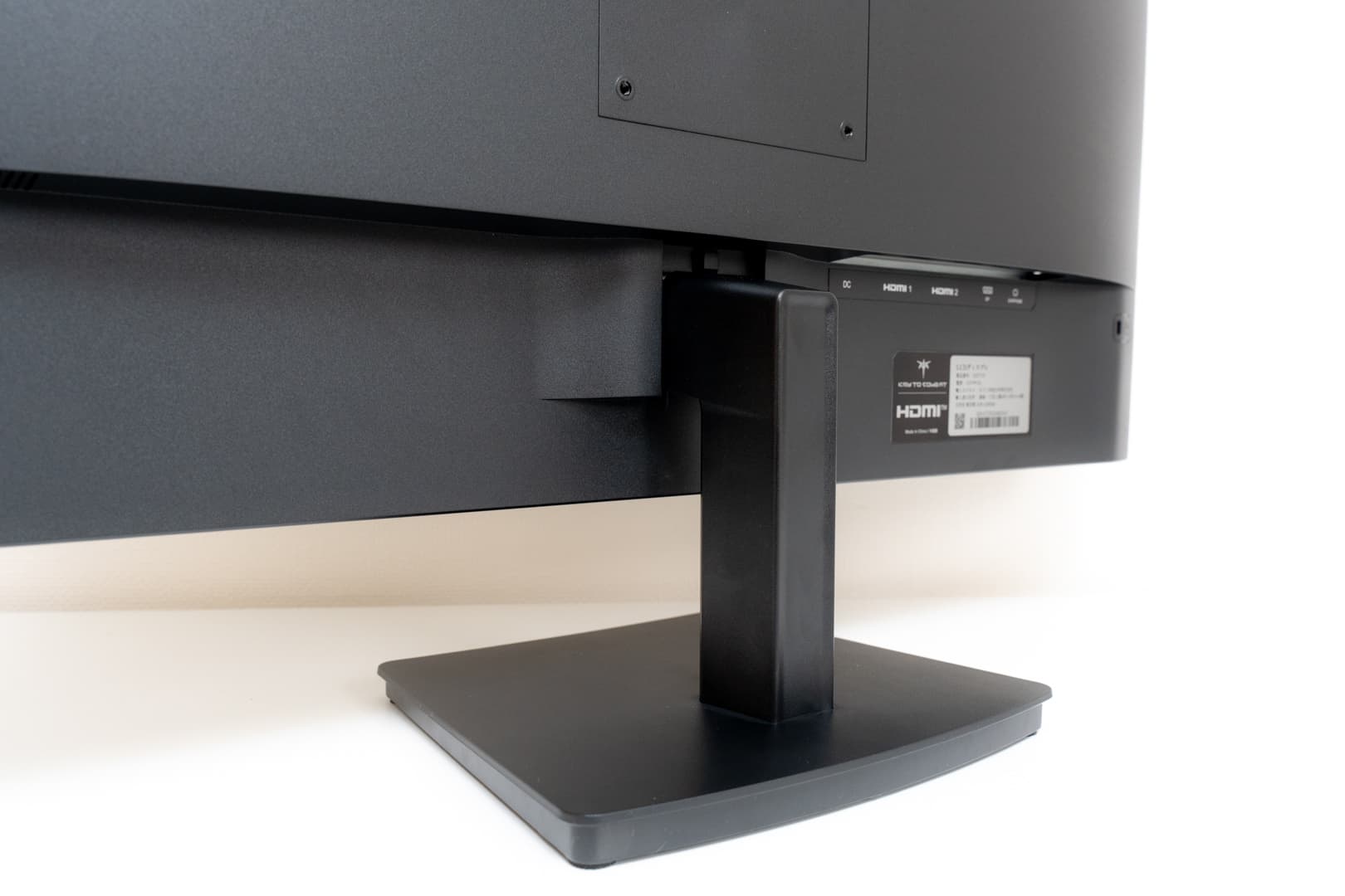 KTC H27T27のスタンドを取り付けた状態