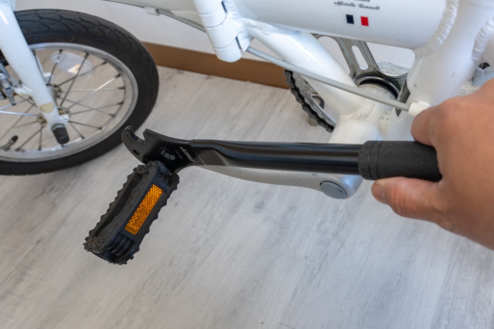 ペダルレンチで旧ペダルを外す