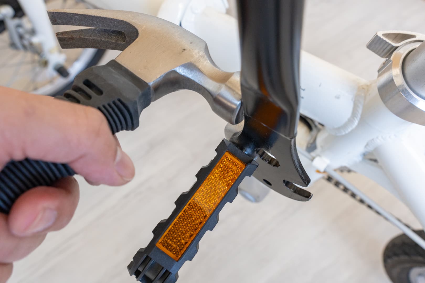 ハンマーで叩いてペダルレンチを外す