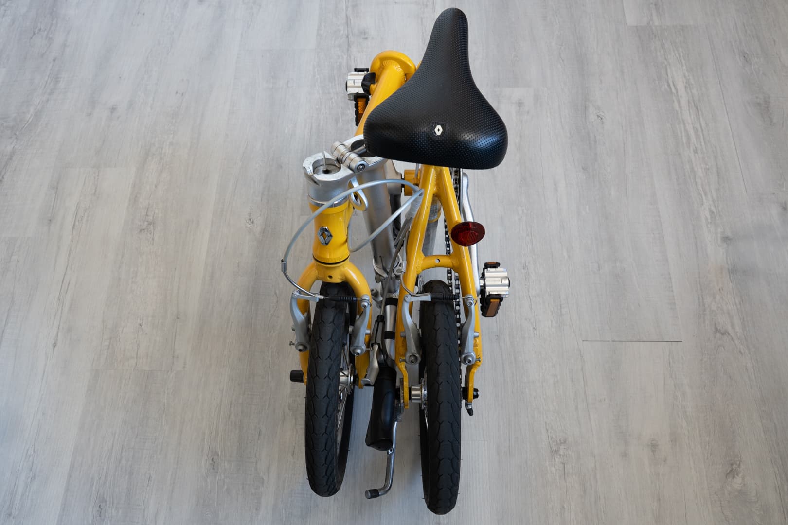 ルノーLIGHT 8の自転車を折りたたみROCKBROSのペダルも折りたたんだ状態