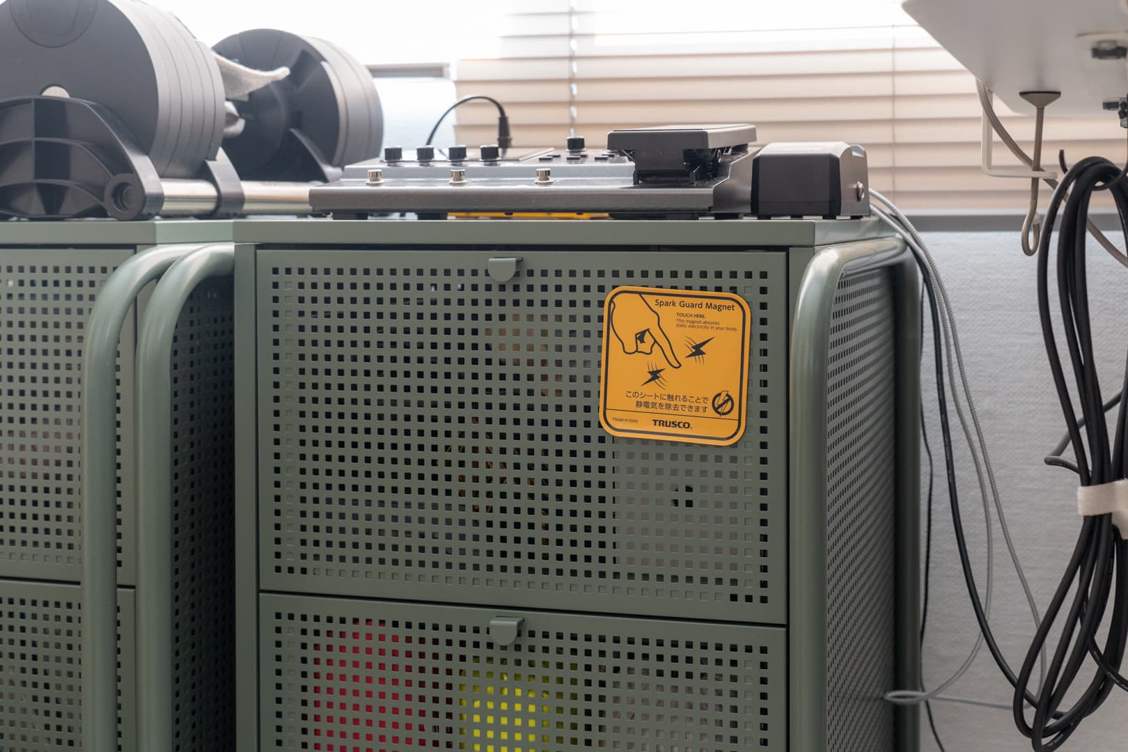 金属収納ラックに取り付けたトラスコ中山の静電気除去シート