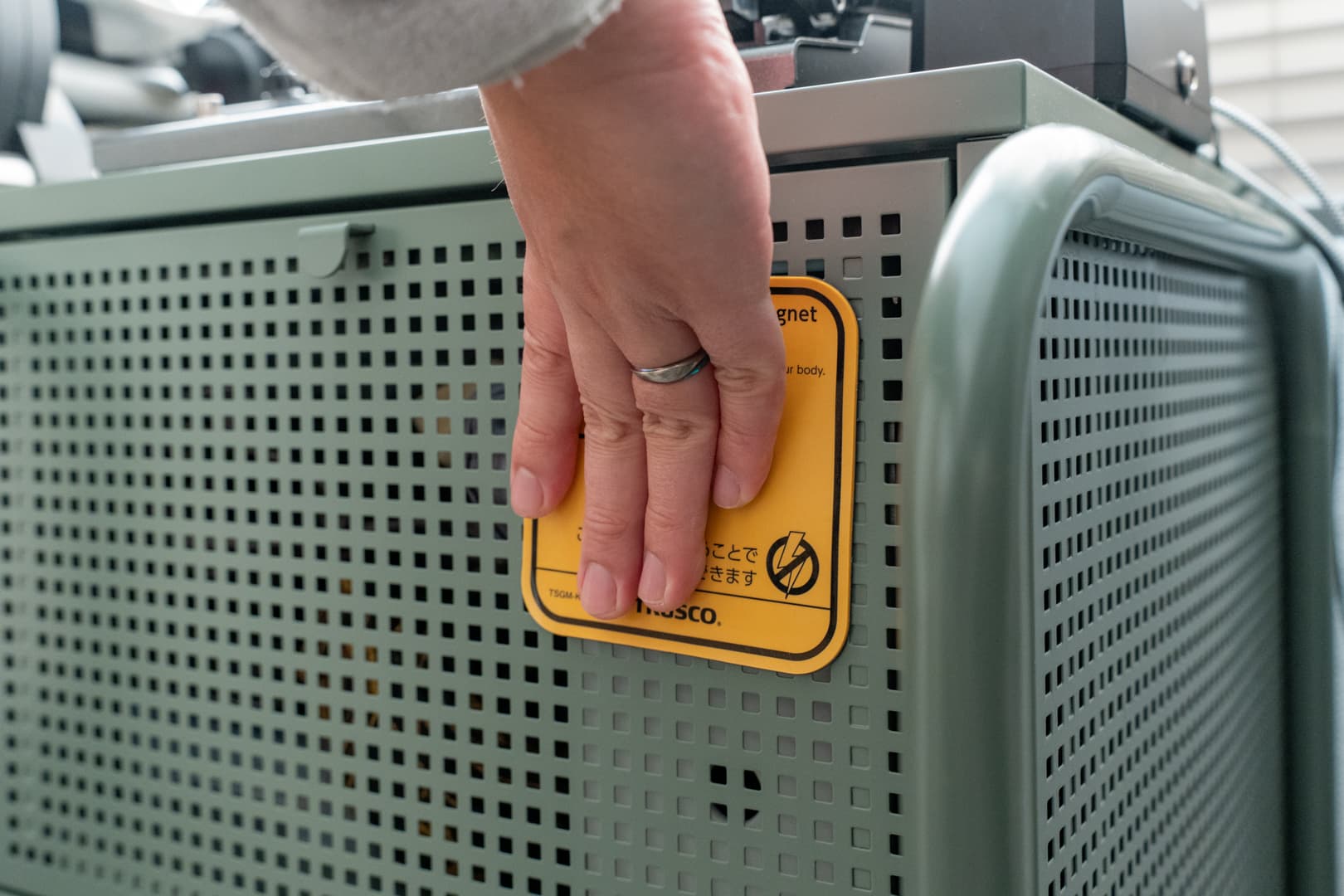 静電気除去シートにタッチする